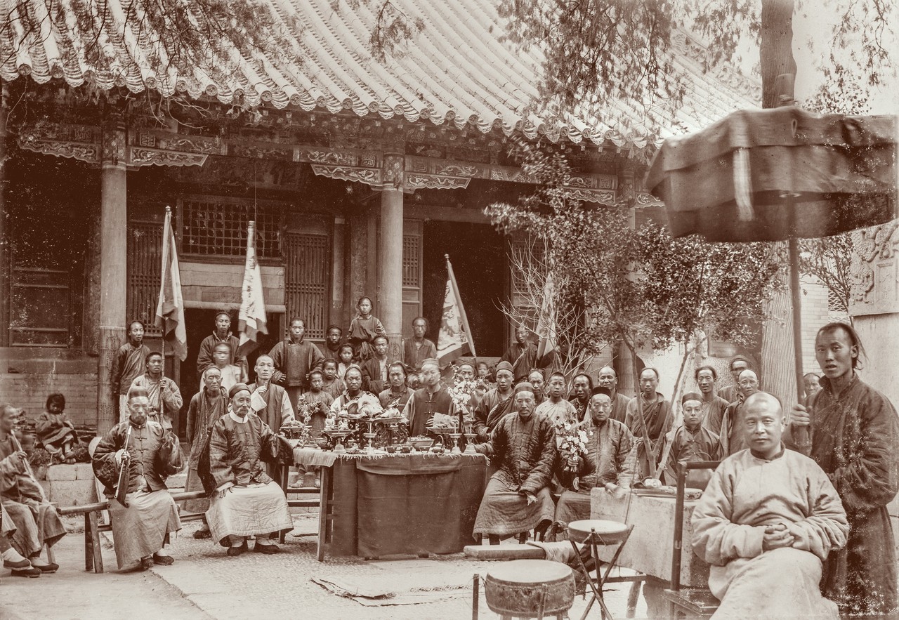 Im Tempelhof, festliches Gruppenporträt mit offiziellen Repräsentanten, Provinz Schantung. Aus dem China-Album des Hugo von Königslöw 1898/1901, Foto: Bergassessor Hugo von Königslöw