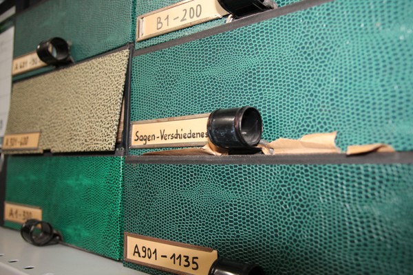 Archivkartons mit der Aufschrift "Sagen - Verschiedenes" sowie Signaturen. Foto: Cantauw, Archiv für Alltagskultur.