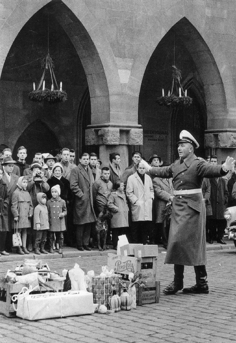 Der „Mü-po-Po“, Verkehrspolizist Karl-Heinz Gieseler, auf dem Prinzipalmarkt in Münster, Vorweihnachtszeit 1968 (Foto: E. Obermeyer, Archiv für Alltagskultur, Sign. 2009.00223)