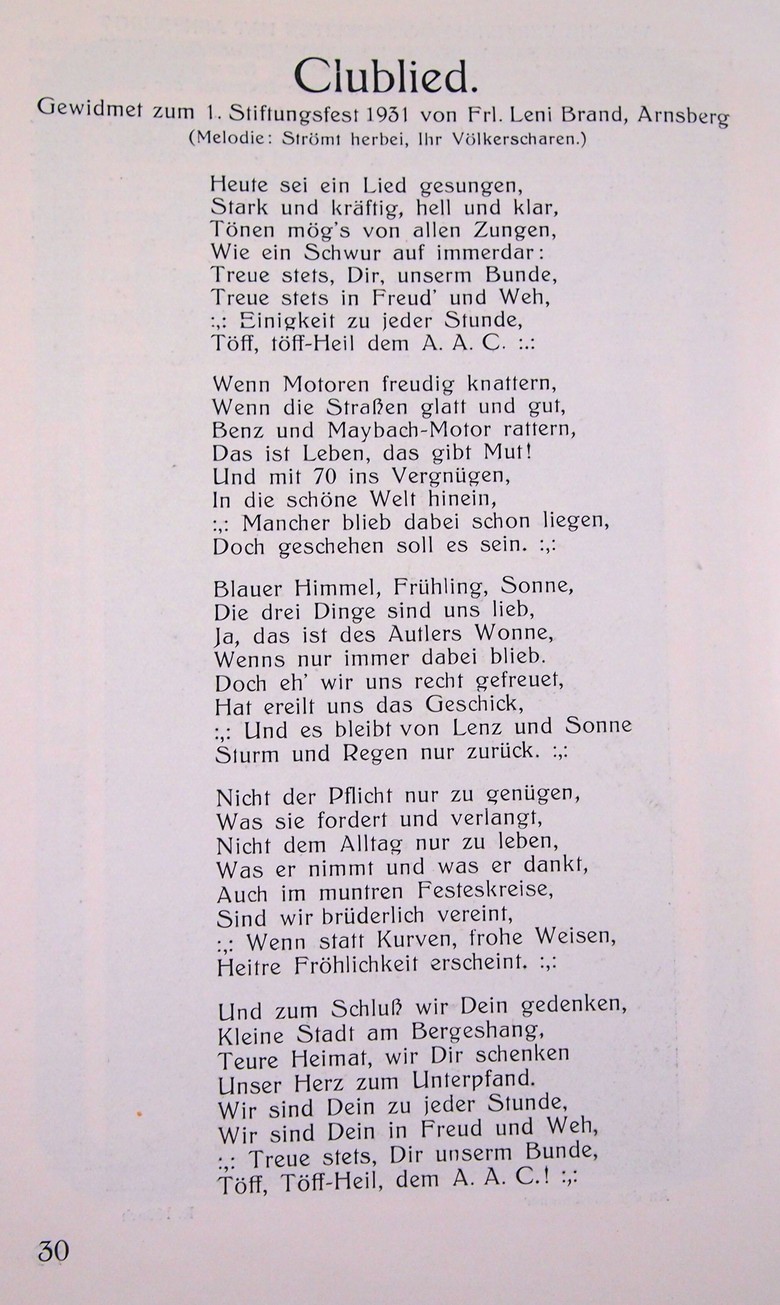 Auf Seite 30 der Broschüre wurde auch das von „Frl. Leni Brand“ gedichtete „Clublied“ abgedruckt. Es dokumentiert in der zweiten Strophe u.a. die verbreiteten Motorwagentypen (Benz und Maybach) und die Geschwindigkeit, mit der sich die Autos bei solchen Veranstaltungen fortbewegten (70 km/h).