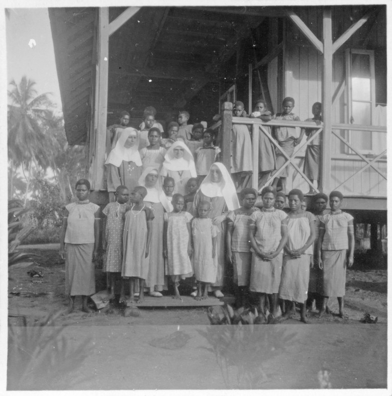 Dieses Foto schickte Schwester Christine (Mitte) nach dem Ersten Weltkrieg ihren Verwandten in Schapen (Abbildung: Familie Otto Wallmeyer, Schapen).