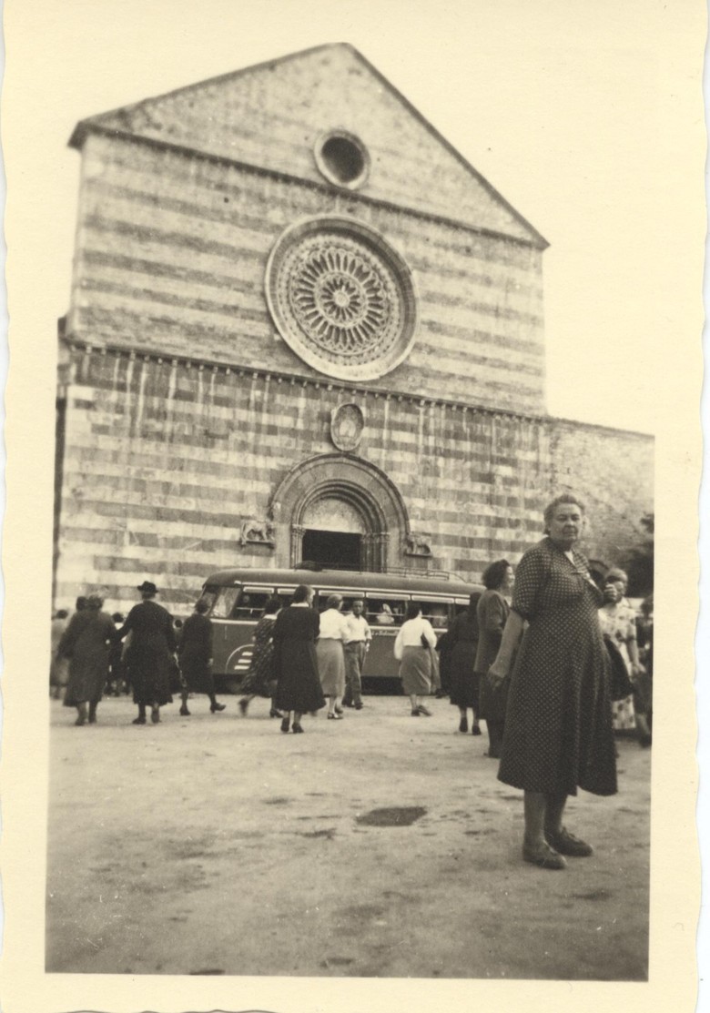 Gut sechs Stunden standen den Teilnehmerinnen des Pilgerzugs für eine Besichtigung von Assisi zur Verfügung, so dass nur Schnappschüsse - beispielsweise vom Dom - gemacht werden konnten (Bestand Kruse, LWL-Alltagskulturarchiv).