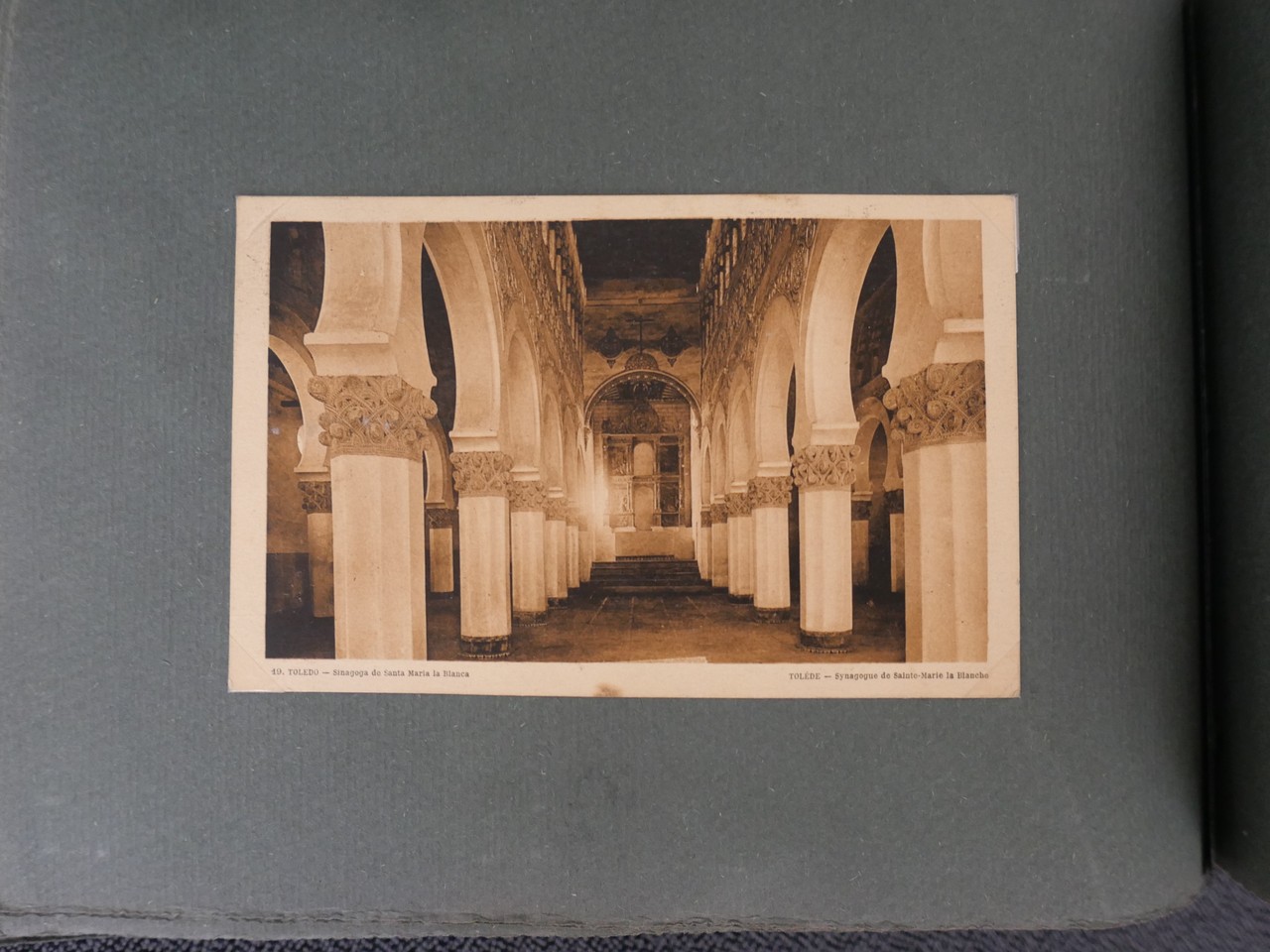 Eingeklebte Postkarte der Synagoge Santa María la Blanca in Toledo. Hertz sprach fließend Spanisch und verbrachte 1934/1935 sechs Monate in Madrid. Villa ten Hompel, Dep. 446 Schlautmann/Möllenhoff.