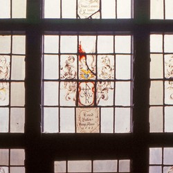 Hausmarken auf den Fensterbierscheiben im Metzgeramtshaus in Lippstadt. Foto: Andreas Eiynck. (vergrößerte Bildansicht wird geöffnet)