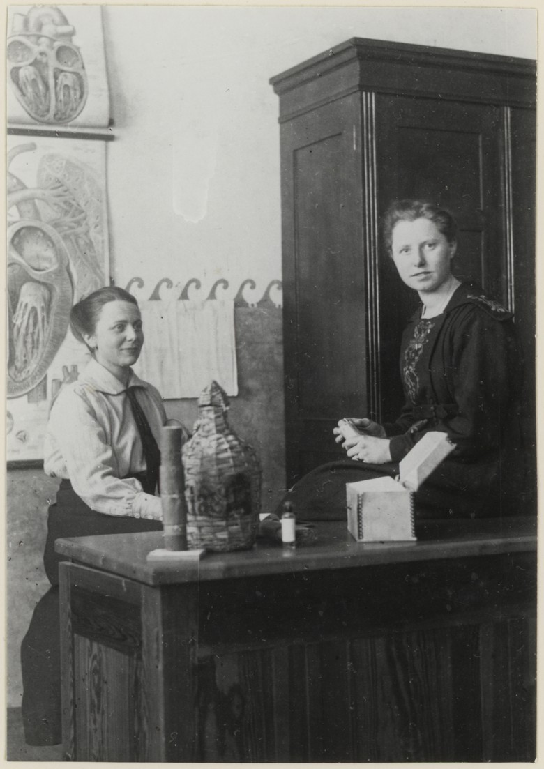 Agnes Lindemann (li) und ihre Nachfolgerin Hilde Lingemann 1920/21 während eines Kurses der Kreiswanderhaushaltungsschule in Westbevern (Archiv für Alltagskultur, Sig.: 0000.31061).