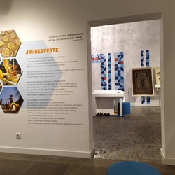 Impressionen aus der Ausstellung „Er gehört zu mir. Muslimische Lebenswelten in Deutschland“ im RELíGIO-Museum, Telgte. (vergrößerte Bildansicht wird geöffnet)