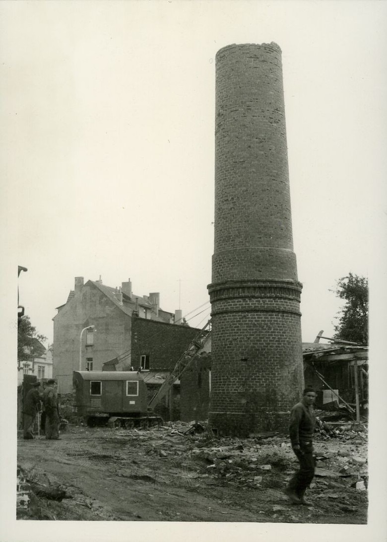 Der Schornstein an der Petersilienstraße wurde 1963 abgebrochen. Foto: Kommunalarchiv Herford.