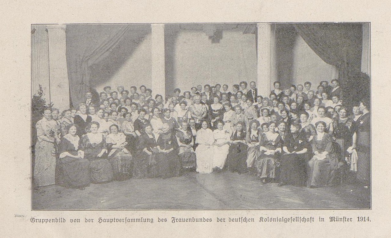 Aus: Ausschuß des Frauenbundes der Deutschen Kolonialgesellschaft (Hg.). 10 Jahre Frauenbund der Deutschen Kolonialgesellschaft. Festschrift zum 11. Juni 1918, Kolonie und Heimat Verlagsgesellschaft m. b. H. 1918, S. 96. Staats- und Universitätsbibliothek Bremen, Sa 5923/372, https://nbn-resolving.de/urn:nbn:de:gbv:46:1-12172 / Public Domain Mark 1.0.