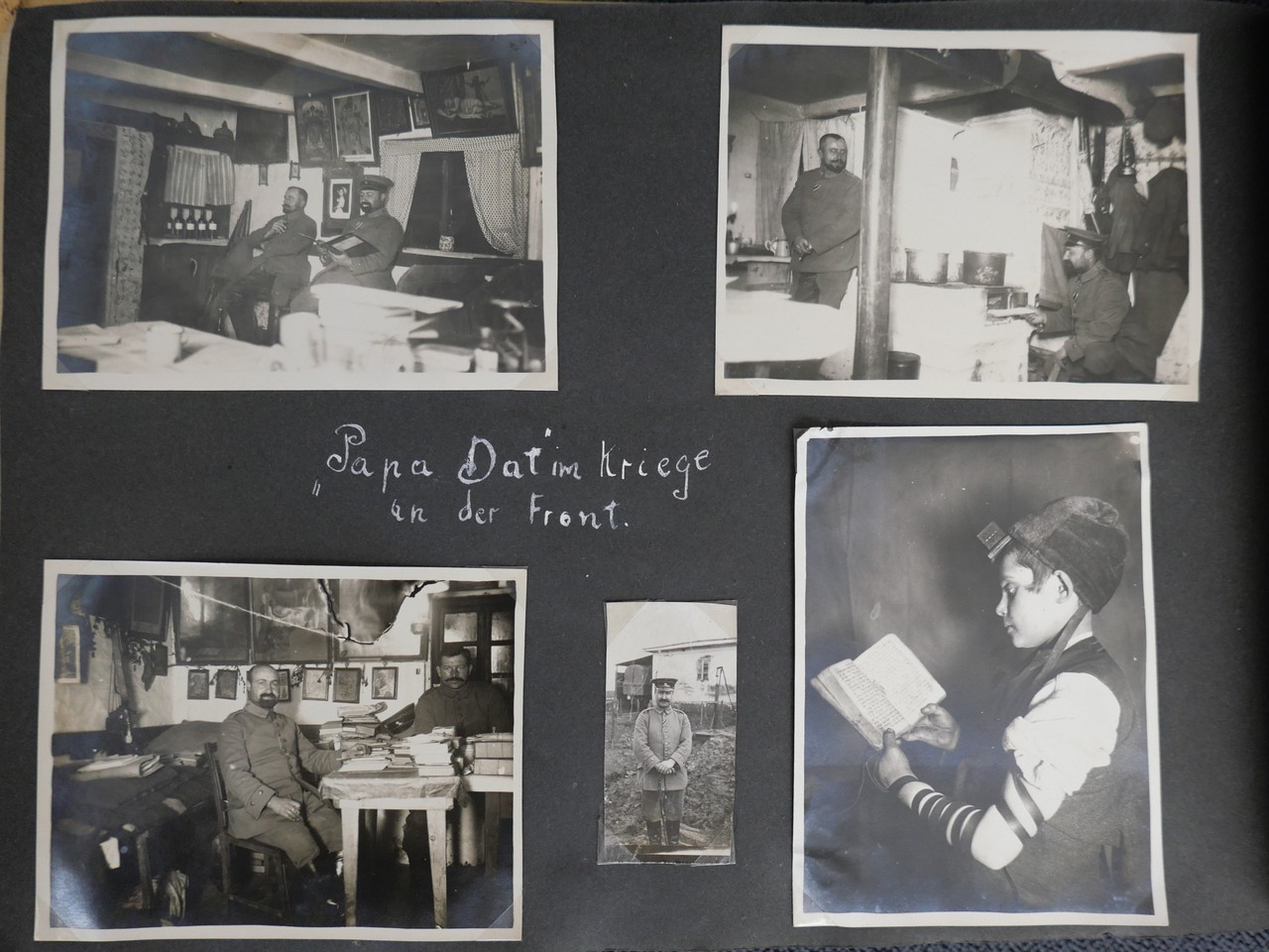 Eine Albumseite, die Hertz’ Vater Dr. Albert Hertz als Frontkämpfer im Ersten Weltkrieg sowie einen unbekannten Jungen mit Gebetsriemen zeigt. Villa ten Hompel, Dep. 446 Schlautmann/Möllenhoff.