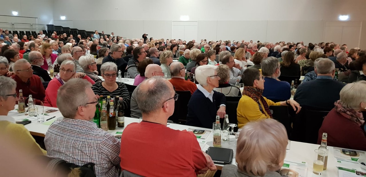 Die erste Infoveranstaltung der gemeinnützigen Genossenschaft Kloster Wiedenbrück eG im März 2020 mit über 500 Interessierten in der Stadthalle, Foto: Genossenschaft Kloster Wiedenbrück eG.