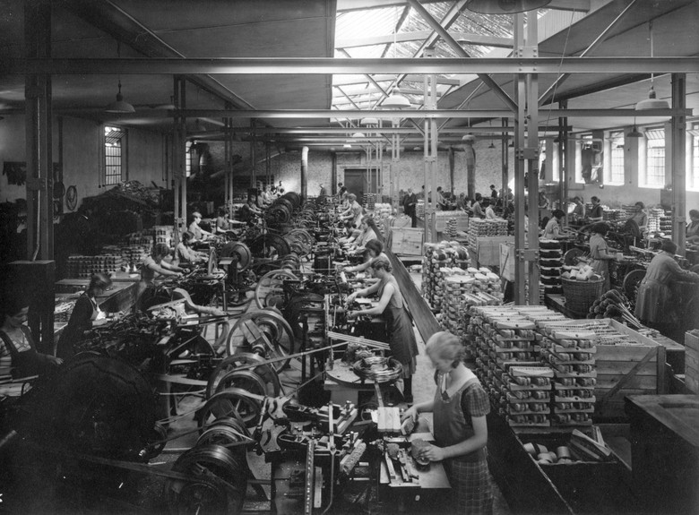 Bei König & Böschke fanden auch viele Frauen Lohn und Brot. Zwischen den Arbeitsplätzen sind Besen aufgestapelt. Foto: Kommunalarchiv Herford.