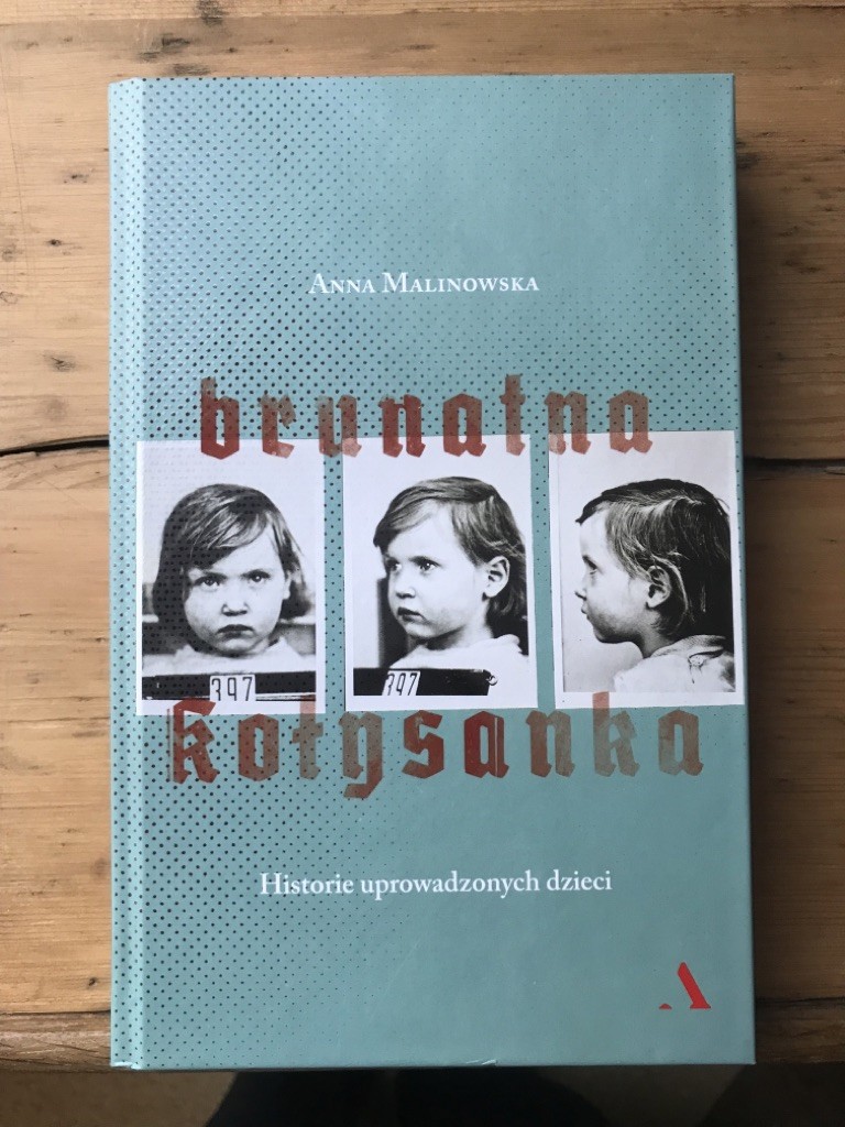 Buchcover mit Fotos von Barbara Gaizler, aufgenommen im Rasse- und Siedlungshauptamt der SS in Łódź (1942).