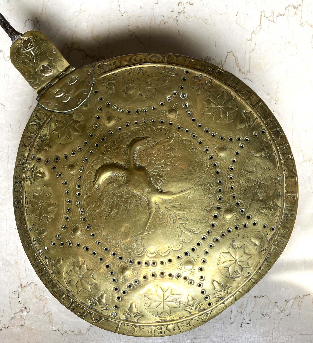 Der Sinnspruch als Umschrift auf dem Deckel eines Wärmegerätes aus dem 17. Jahrhundert.