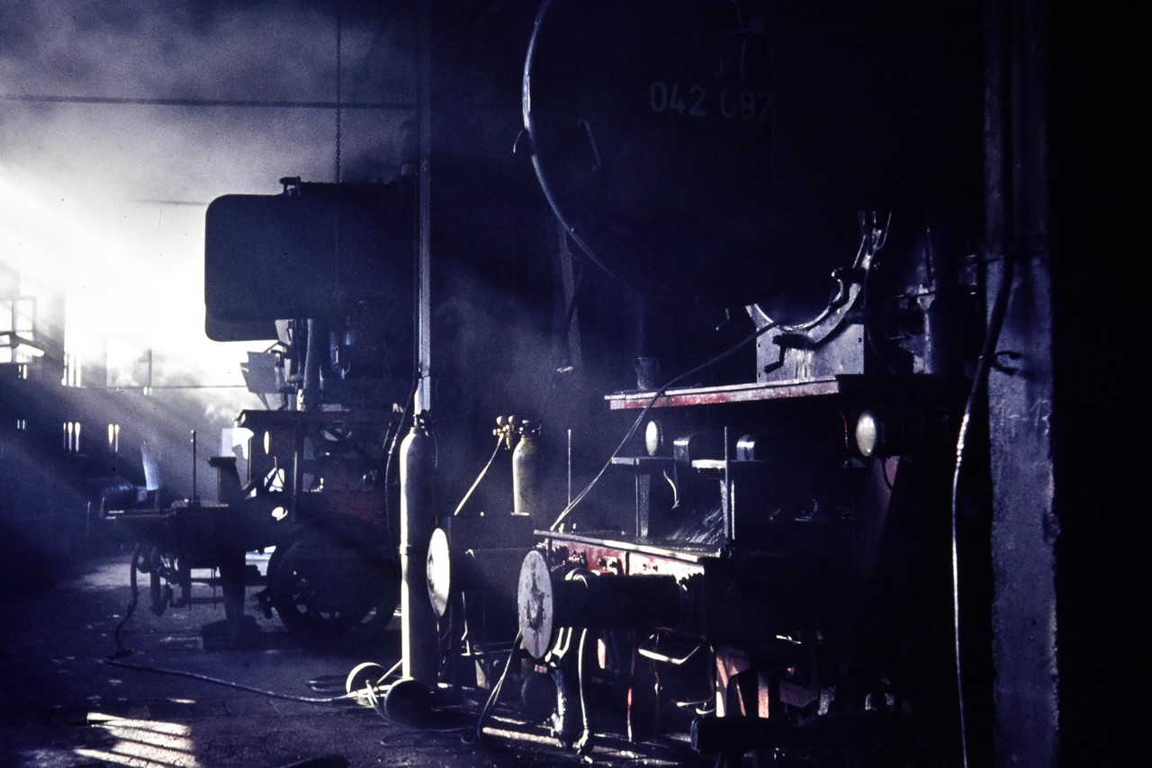 Das Licht schlägt sich nur mühselig in den Lokschuppen. Rechts zu sehen: 042 097, Oktober 1971 (Urheber: Gunter Petzoldt, Sammlung: Eisenbahnfreunde Lette e. V.).