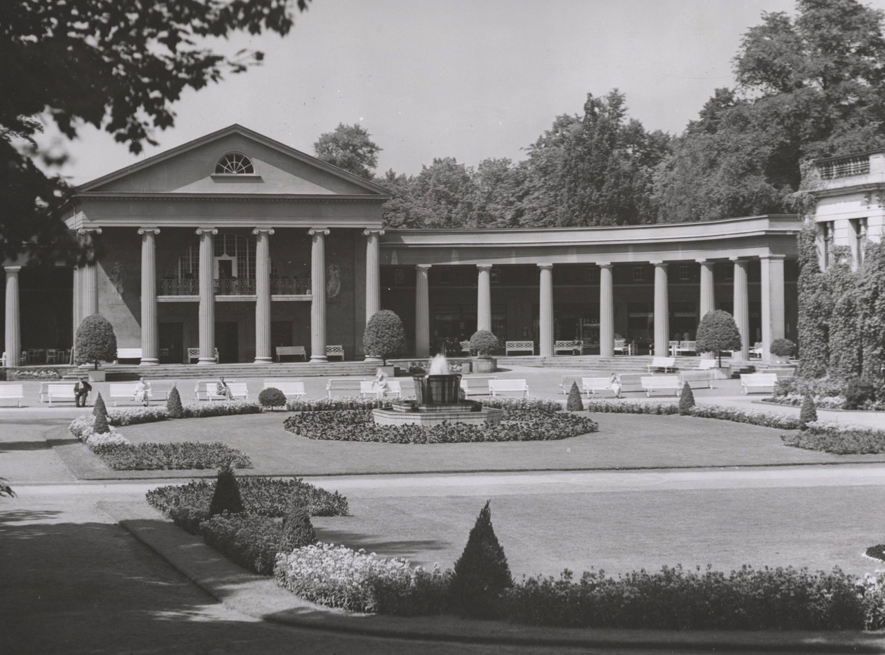 Bad Oeynhausen, Blick auf die in den 1920er Jahren errichtete Trink- und Wandelhalle, in der die Kurgäste ihre Trinkkur absolvieren können, um 1960. (Archiv für Alltagskultur, Foto: Osterwald)