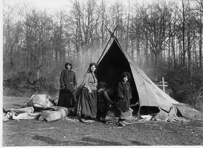 Abb. 2: „Hermann Reichling – Begegnungen unterwegs: Romafamilie in der Nähe von Borghorst, Februar 1927“; Archiv für Alltagskultur; 0000.07196