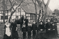 Aldrup 32, Hof Schulte Beckmann. Friedrich Schulte mit Ehefrau (rechts), Schwiegermutter, seinen vier Söhnen und Angestellten, undatiert. Foto: Familie Schulte Beckmann. (vergrößerte Bildansicht wird geöffnet)