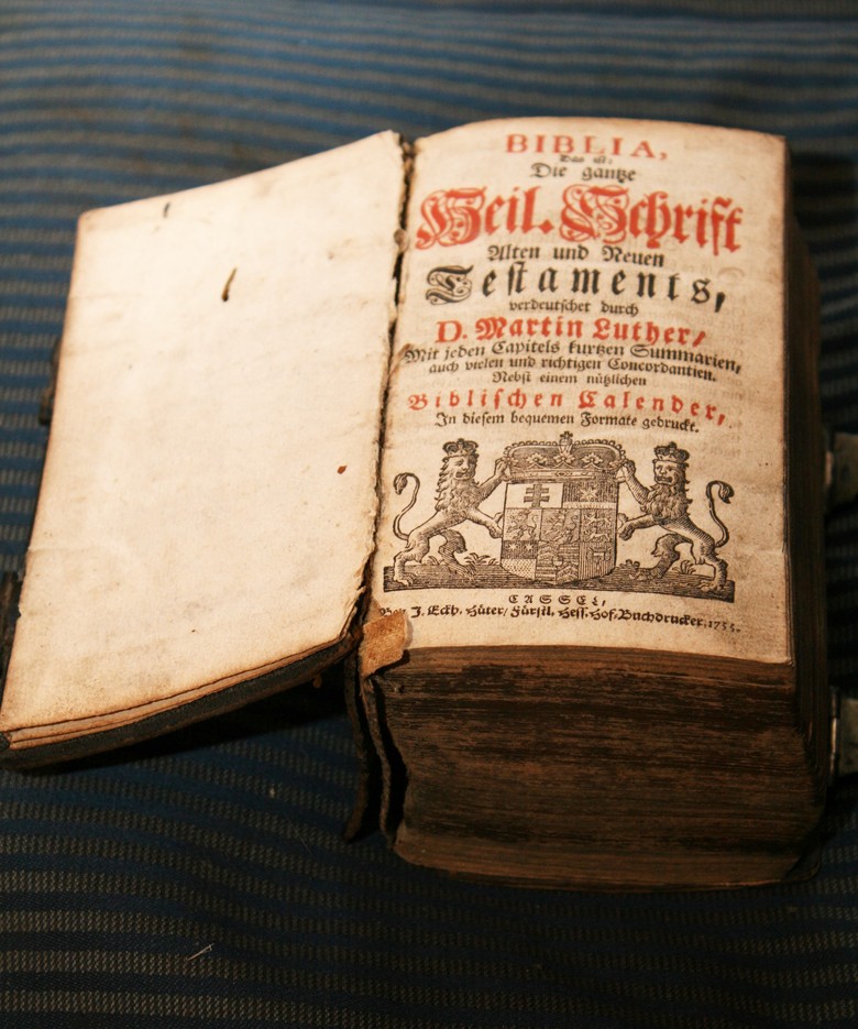 Hausbibel einer Bauernfamilie in Sellen, Lutherbild, Kassel 1753.