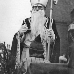 Eine stattliche Erscheinung: St. Nikolaus in Emsbüren, 1952. Foto: Bildarchiv des Emslandmuseums Lingen. (vergrößerte Bildansicht wird geöffnet)