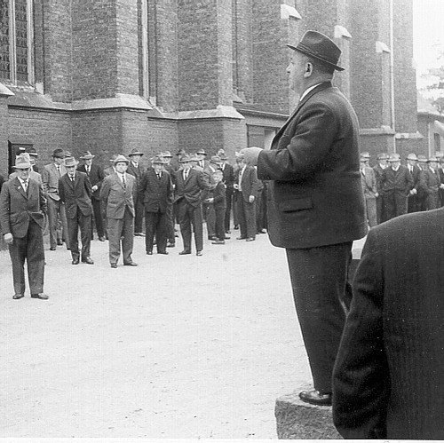 Ausrufer auf einem Verkündstein. 1930-1940. Archiv für Alltagskultur.