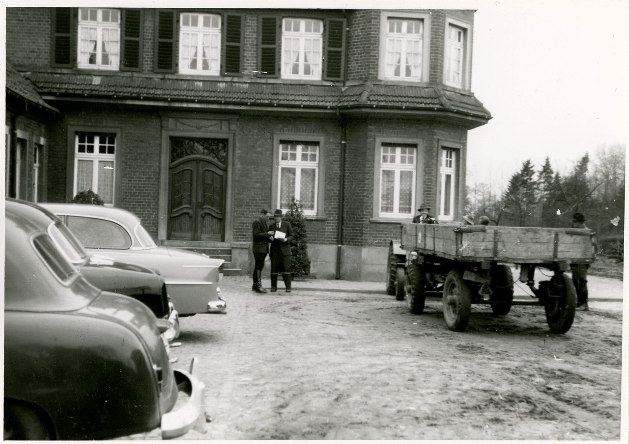 Blick auf den Wohnteil von Hof Middendorf zwischen Nienberge und Altenberge bei Münster, Austragungsort der Kreisentscheidung im Berufswettkampf der Landwirte, 1957. (Foto: Adolf Risse, Archiv für Alltagskultur, Sign. 0000.07454)