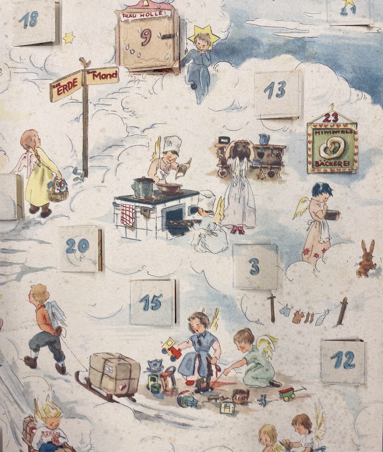 Liebevoll gestaltete Details auf dem Adventskalender zeigen die Werkstatt der Frau Holle und richtungsweisende Schilder wie „zum Himmel“ und „zum Mond“.