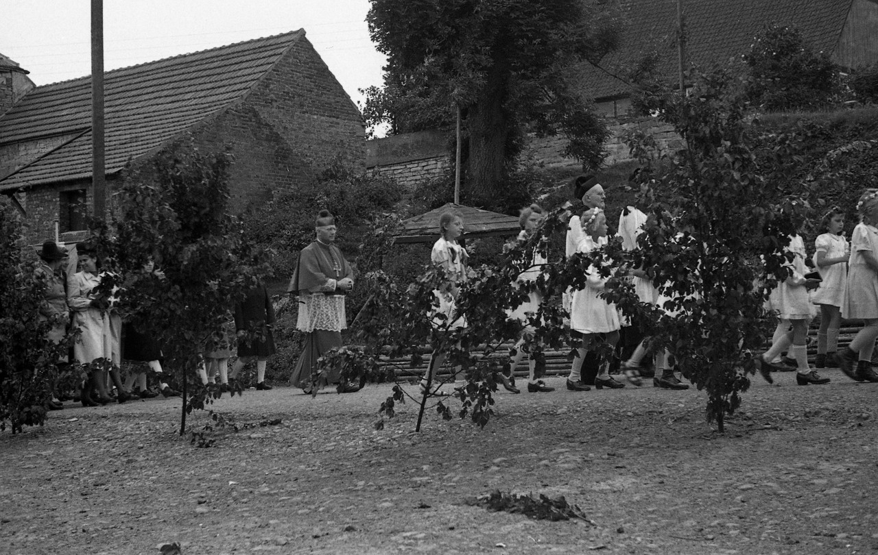 Fotoarchiv Nies, Stadtarchiv Lippstadt,  0553 l 034. Fronleichnam 1947 im Kreis Soest.