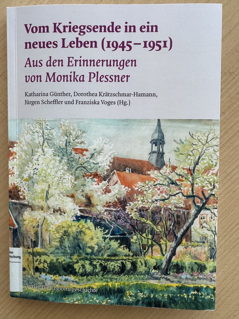 Ein kleiner Ausschnitt aus den Lebenserinnerungen von Monika Plessner erzählt über die Gründung der Volkshochschule Lemgo aus der Warte der aus Breslau geflüchteten Monika Plessner.