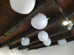 Die transzendente Welt wird in der Ausstellung Geld & Glaube u.a. mit weißen Ballon, die an der Decke schweben, angedeutet. Foto: Christiane Cantauw, Kommission Alltagskulturforschung. (vergrößerte Bildansicht wird geöffnet)