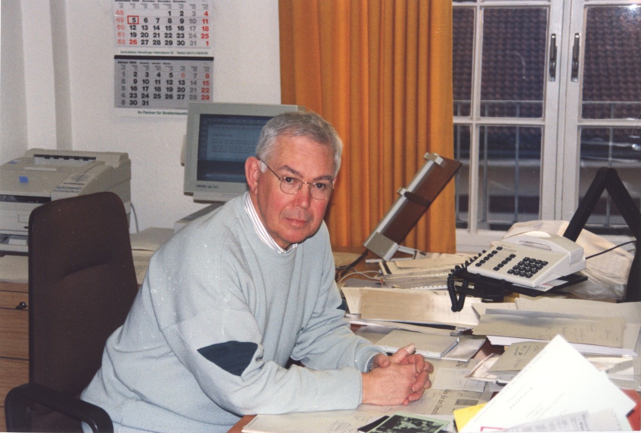 Dietmar Sauermann an seinem Arbeitsplatz in der Volkskundlichen Kommission, Februar 1995, Archiv für Alltagskultur in Westfalen, 1995.00053.