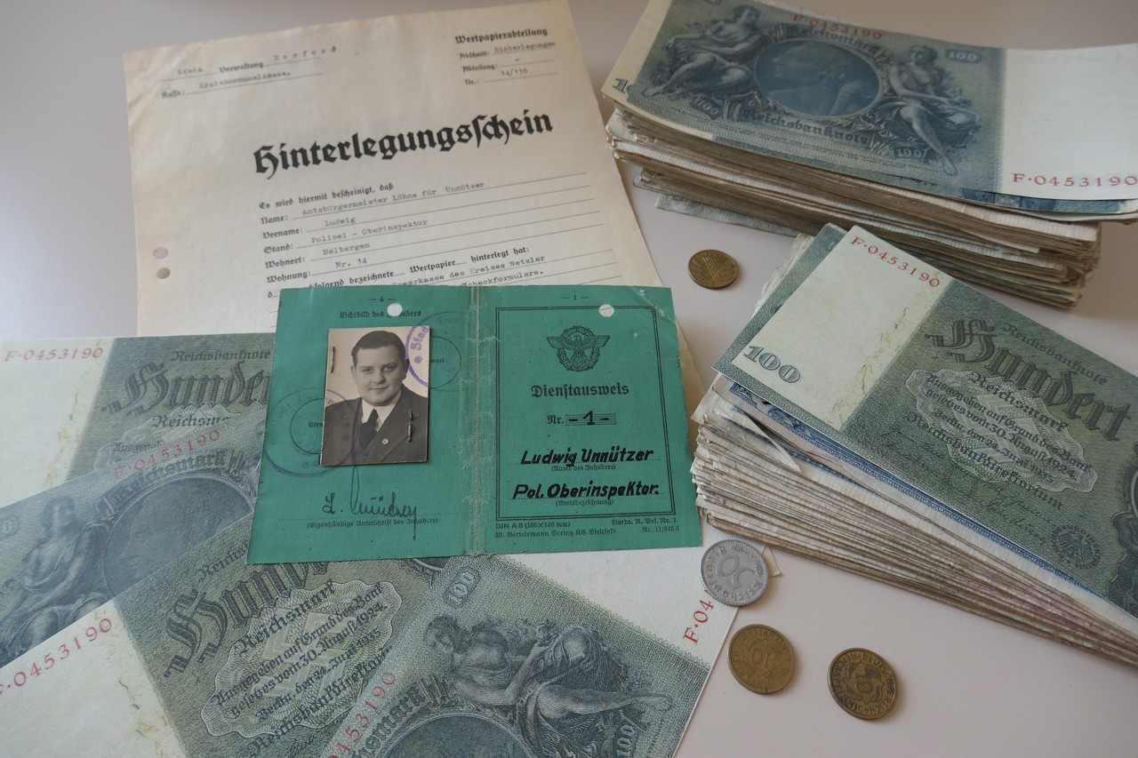 Der Dienstausweis inmitten Tausender Reichsmark weist Ludwig Unnützer als Polizei-Oberinspektor aus. Foto: Sarah Brünger.