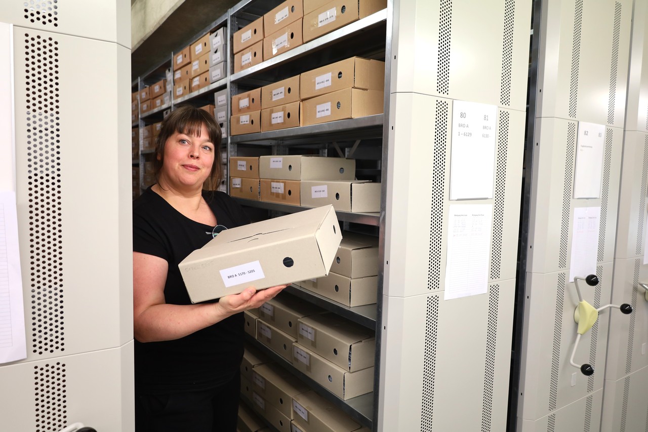 Archivleiterin Dr. Maria Daldrup im Magazin.