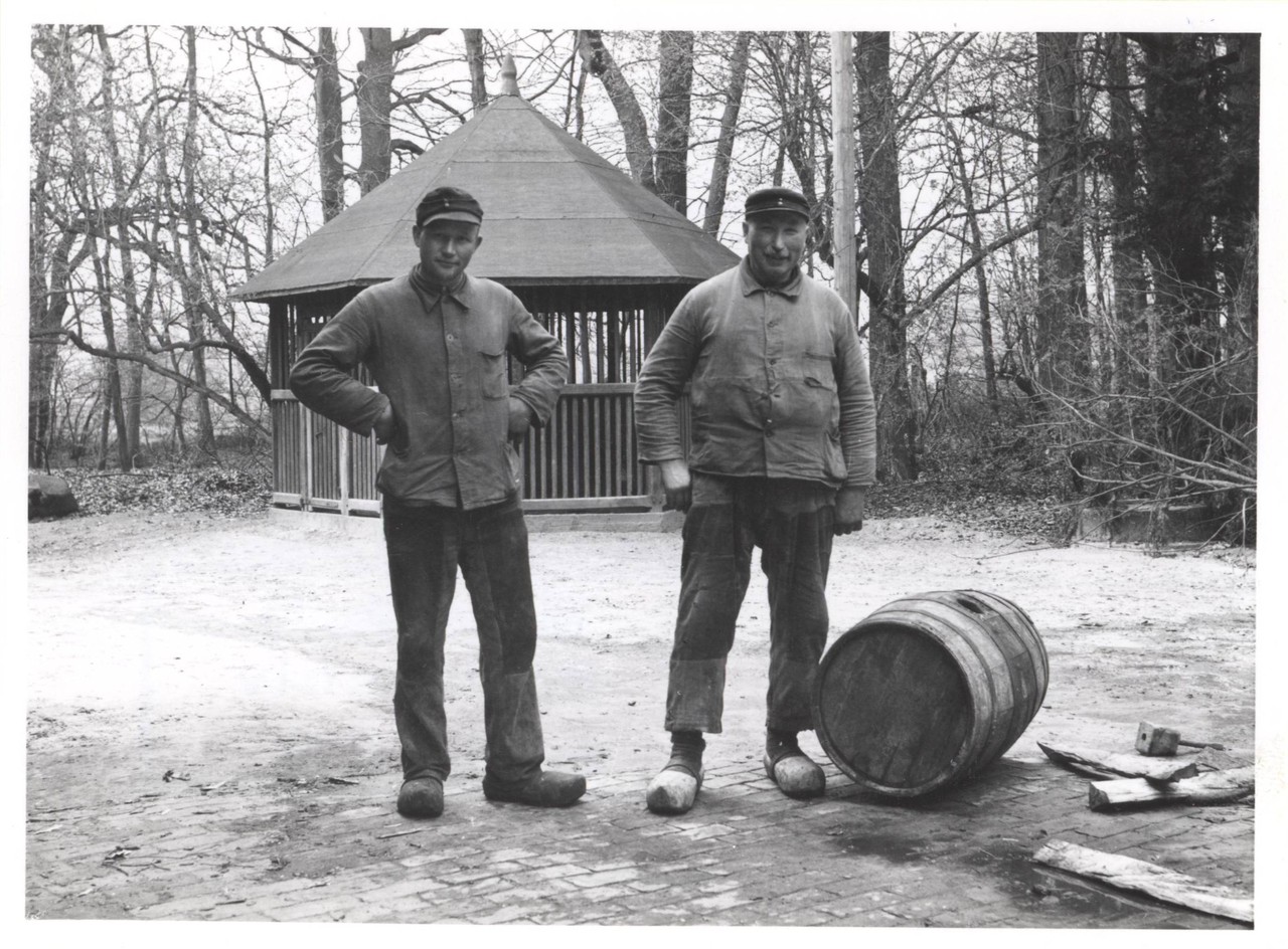 „Der Bierbrauer und sein Sohn“, Foto: Bringemeier 1952, Archiv für Alltagskultur in Westfalen, 0000.01674.