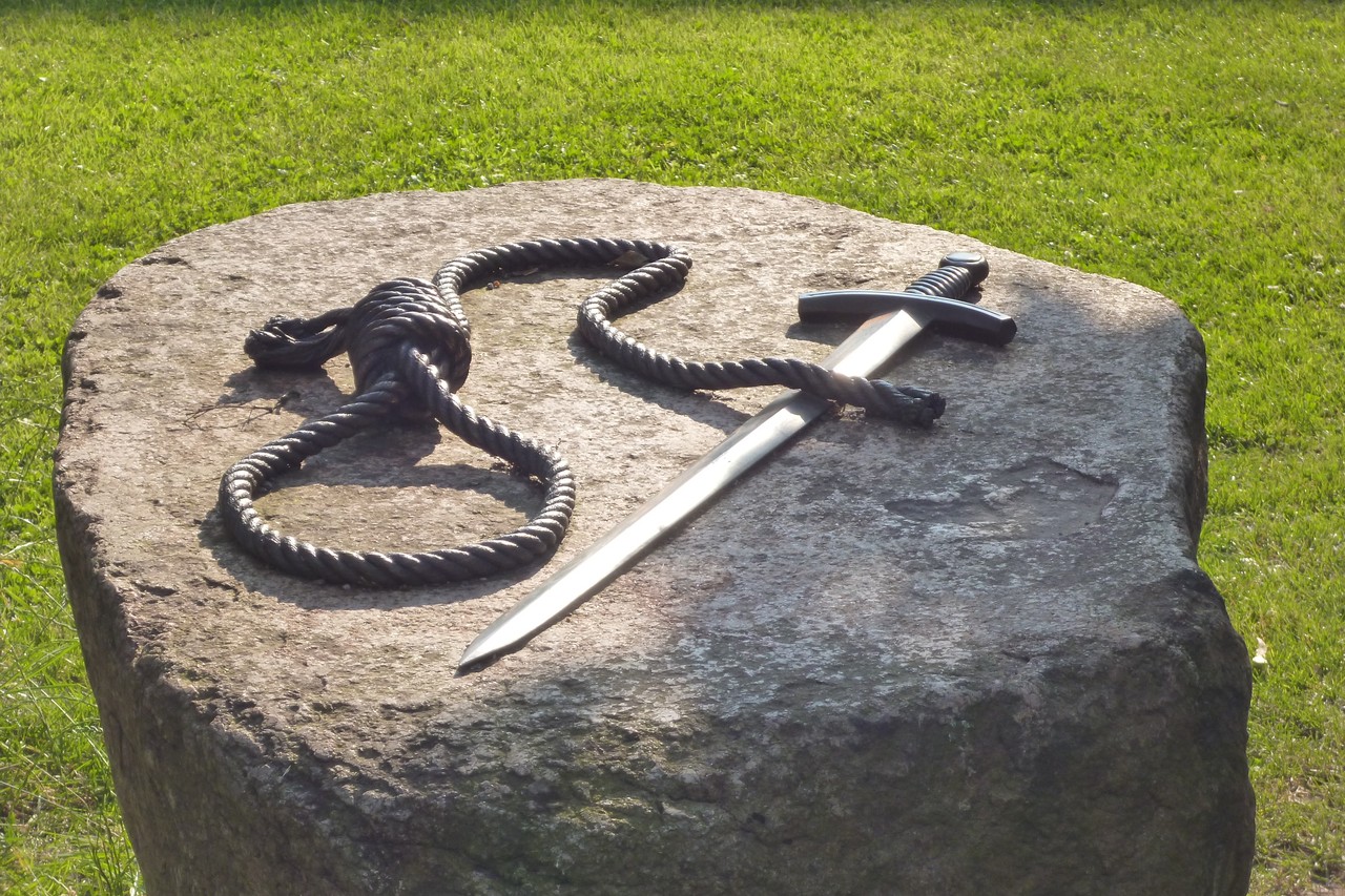 Ein Denkmal mit den Symbolen der Feme erinnert an den einstigen Gerichtsplatz (Foto: Andreas Eiynck).