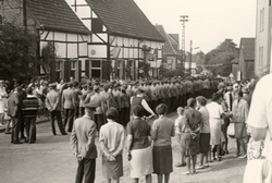 Festzug zur 100-Jahrfeier des Kriegervereins Hemmerde (Unna) 1966. Foto: Otto Balkenholl. Archiv für Alltagskultur, Inv.-Nr. 0000.36907. (vergrößerte Bildansicht wird geöffnet)