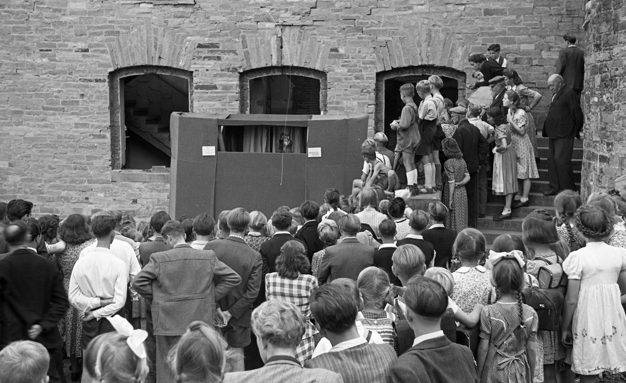 Fotoarchiv Nies, Stadtarchiv Lippstadt, 0859 f 025. Einweihung eines Heimes in Wewelsburg, August 1949.