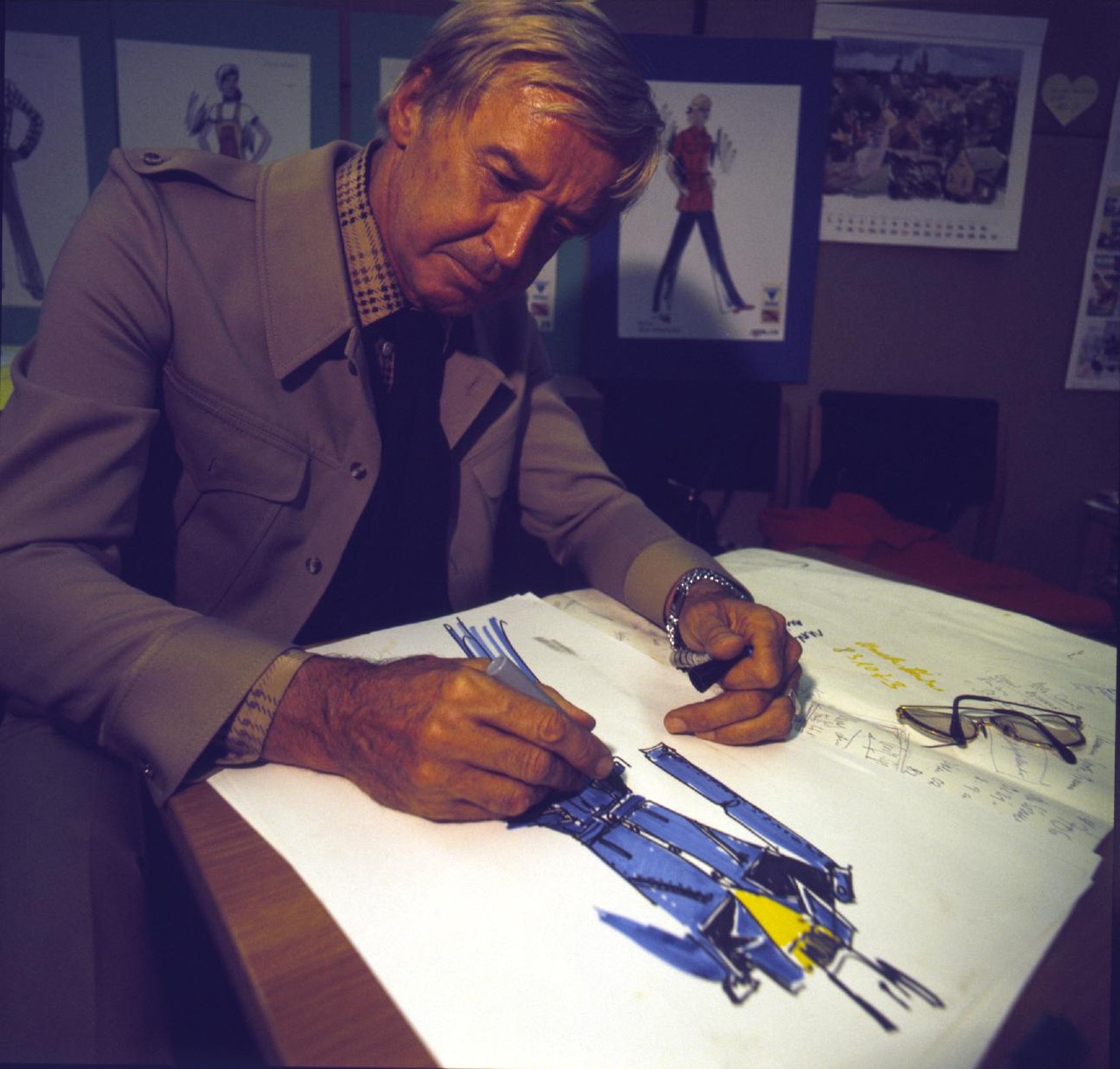 Heinz Ostergaard beim Entwurf einer Berufskleidungs-Kollektion, 1974 (Archiv für Alltagskultur, Inv.-Nr. 0000.A.0942)