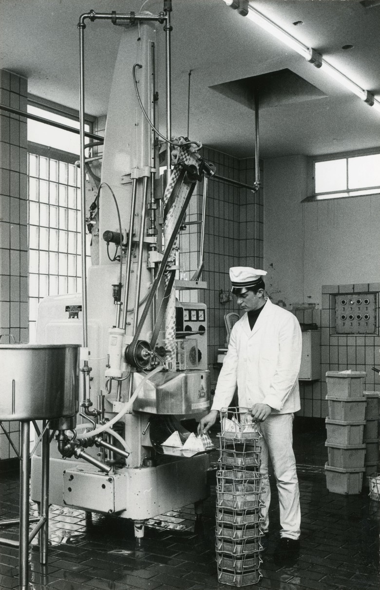 Tetra Pak Maschine, 1966, StArchBi, Fotosammlung, 31-102-18, Foto: Borowka.