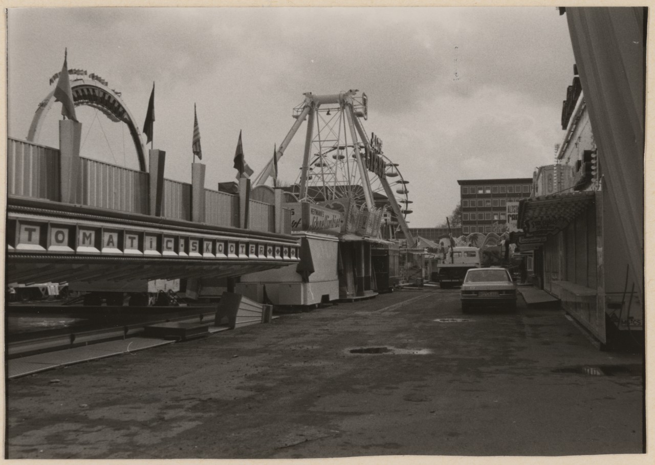 Bildarchiv Alltagskultur Münster, 1987.00554, Frühjahrssend, Münster, Hindenburgplatz, 20.3.–31.3.1982, Fotograf: Dietmar Sauermann.
