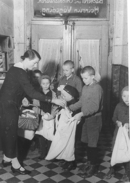 Das Heischen um Äpfel und Nüsse am Martinstag wurde zu Beginn des 20. Jahrhunderts vielerorts durch Martinszüge abgelöst, Borgholzhausen, um 1920. (Archiv für Alltagskultur, Sign. 1988.02467)