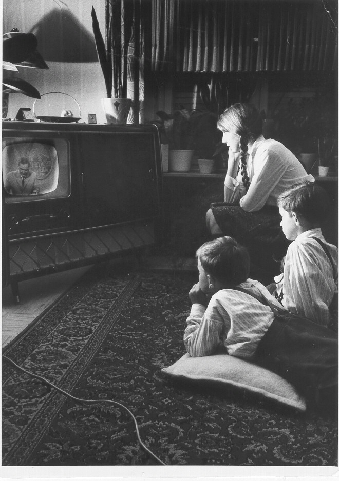 Für Kinder war Fernsehgucken von Beginn an eine beliebte Freizeitbeschäftigung – wenn sie denn durften (Archiv für Alltagskultur, Inv.-Nr. 2004.04912).