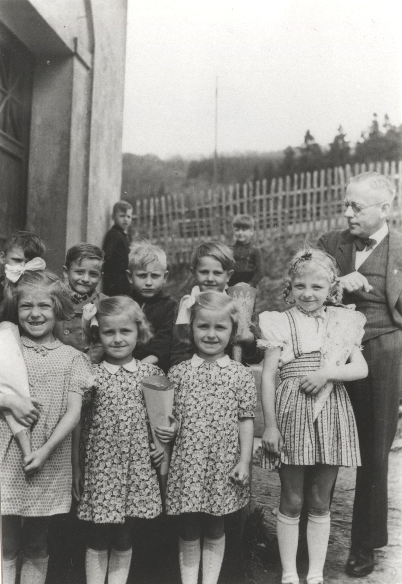 Die Zwillingsschwestern Erika und Susanne aus Elkerinhausen im Sauerland teilten sich bei der Einschulung eine Schultüte. Archiv für Alltagskultur in Westfalen, 1995.0111.
