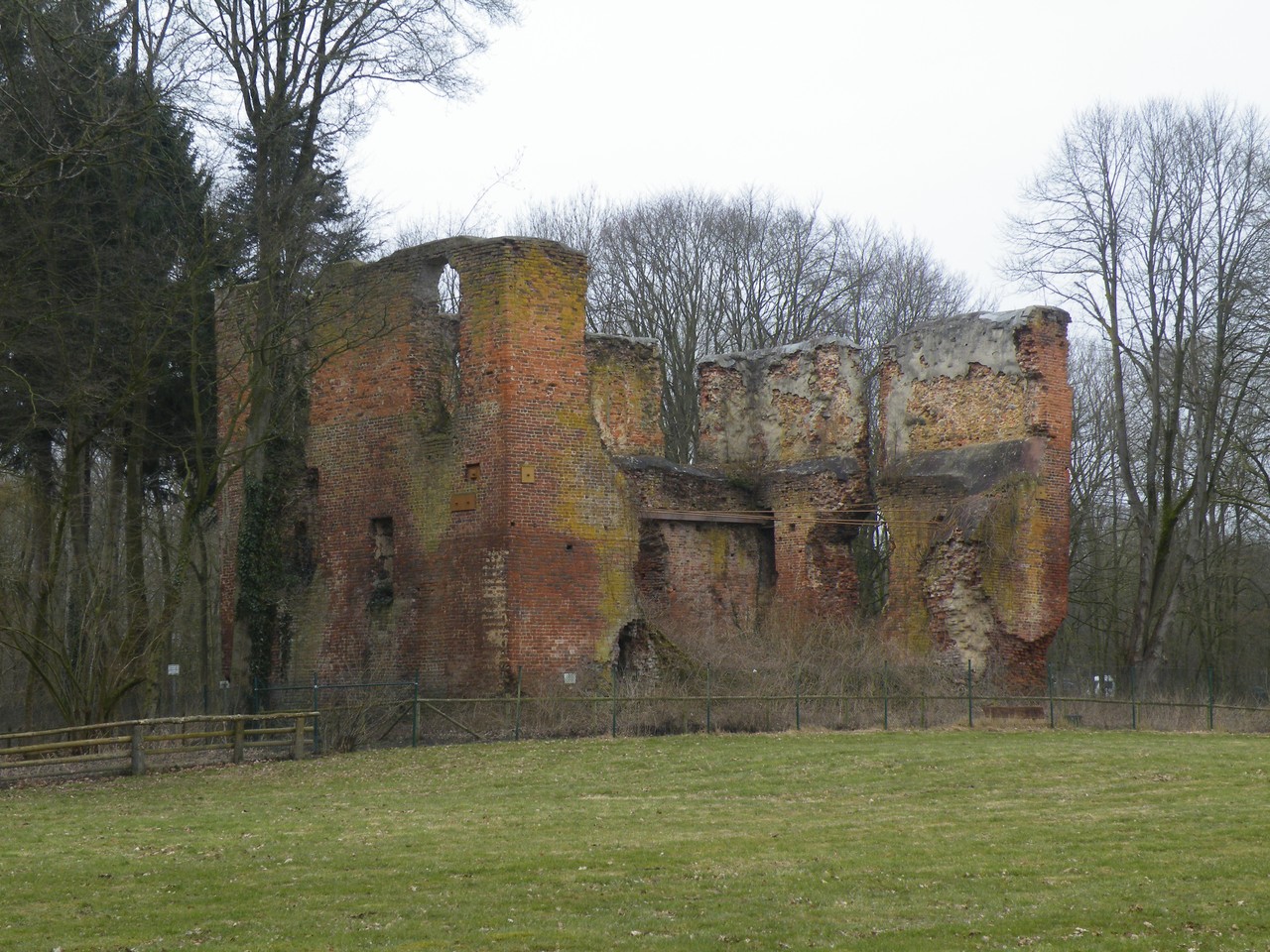 Heute Ruine, früher Zentrum des Amtes Rahden: Die in ihren Gründen bereits mittelalterliche Burg war Sitz des Amtmanns. Hier fand sich auch die Amtsstube, Foto: Sebastian Schröder.