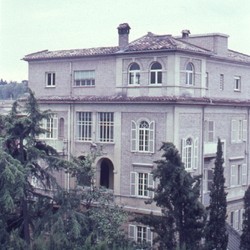 Ihr Quartier nahmen die beiden katholischen Damen in einem von Schwestern der Göttlichen Vorsehung betriebenen Gästehaus: Villa Mater Dei. Foto: Hedwig Kruse, Archiv für Alltagskultur, Bestand Kruse. (vergrößerte Bildansicht wird geöffnet)