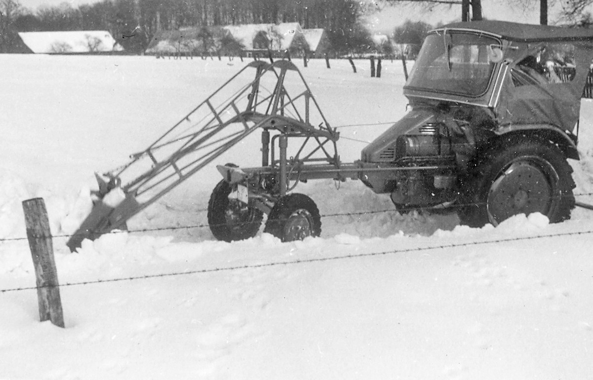 Schneeräumen mit dem Frontlader in Hollich bei Burgsteinfurt (um 1955).