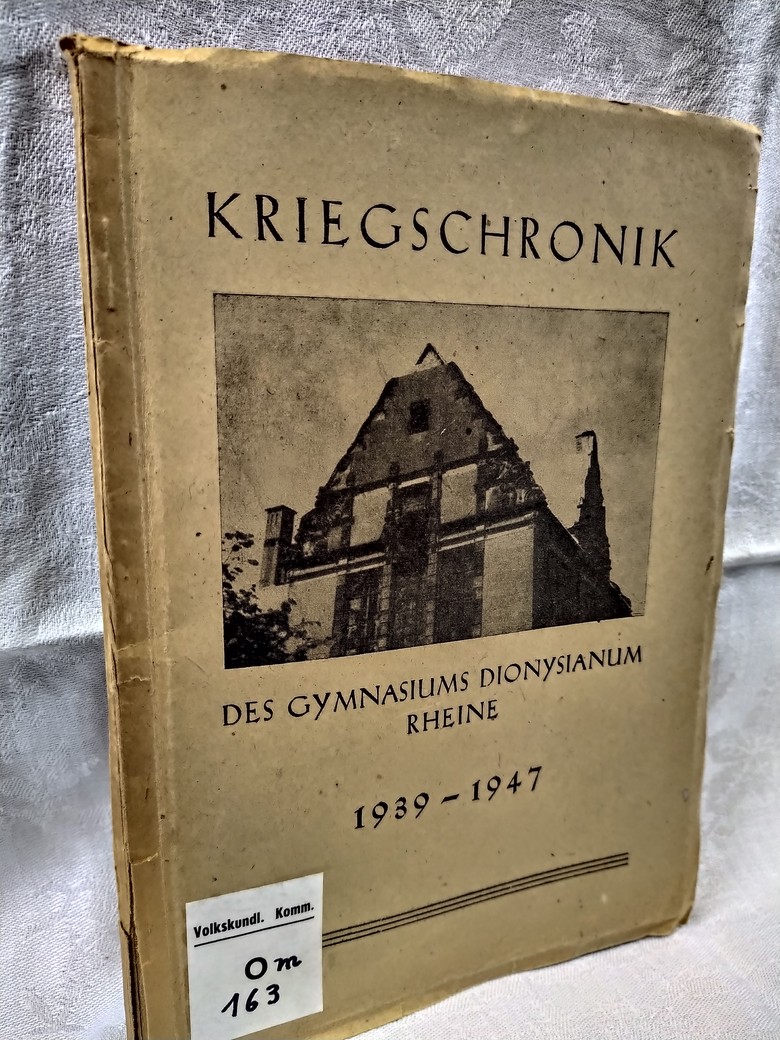 Umschlag der von Hermann Rosenstengel verfassten Kriegschronik des Gymnasiums Dionysianum in Rheine (gedruckt bei Verlagsanstalt Felix Post, Gelsenkirchen-Buer), Bibliothek der Kommission Alltagskulturforschung, Sign. O m 163 (Foto: Cantauw, KAF).