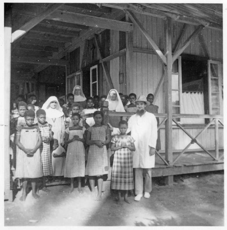 Schwester Christiana geb. Henrika Wallmeyer aus Schapen (links) als Steyler Missionarin in Neuguinea (Abbildung: Familie Otto Wallmeyer, Schapen).