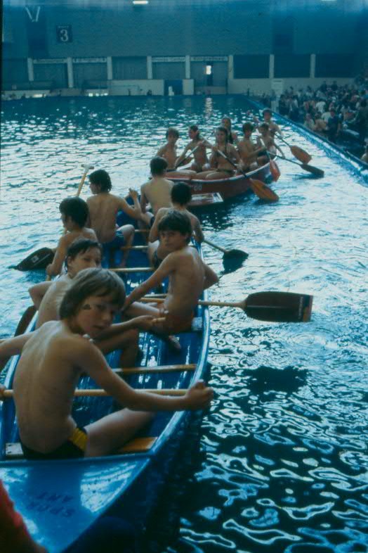 Ein großes Wasserbecken war für den Wassersport aufgebaut worden, hier Kanufahren. Messe Trimmyland 1980, Essen (Foto: Gustav Hildebrand)
