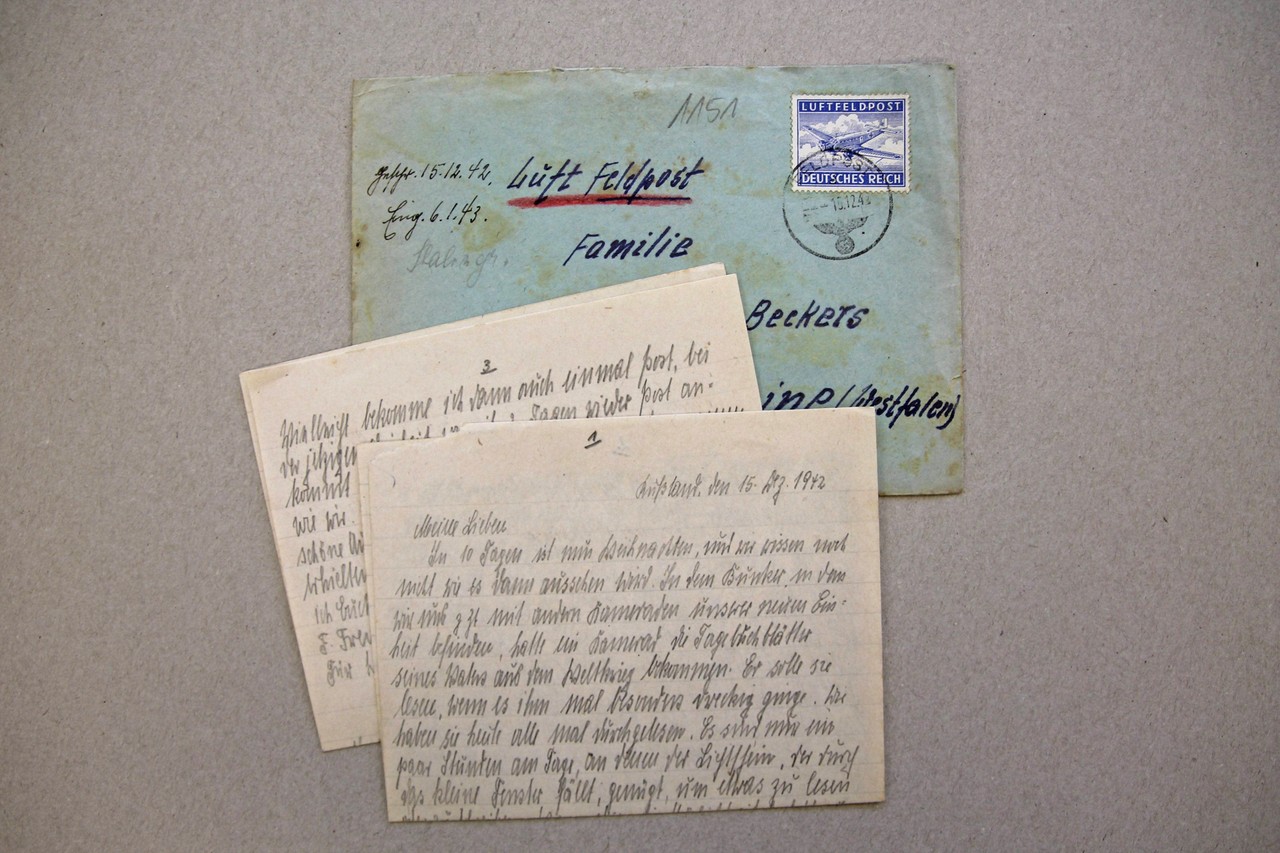 Umschlag und Briefbögen der Feldpostbrief von Willy Beckers an Familie Beckers vom 15.12.1942. Archiv für Alltagskultur, Inv.-Nr.: K02451.1151.