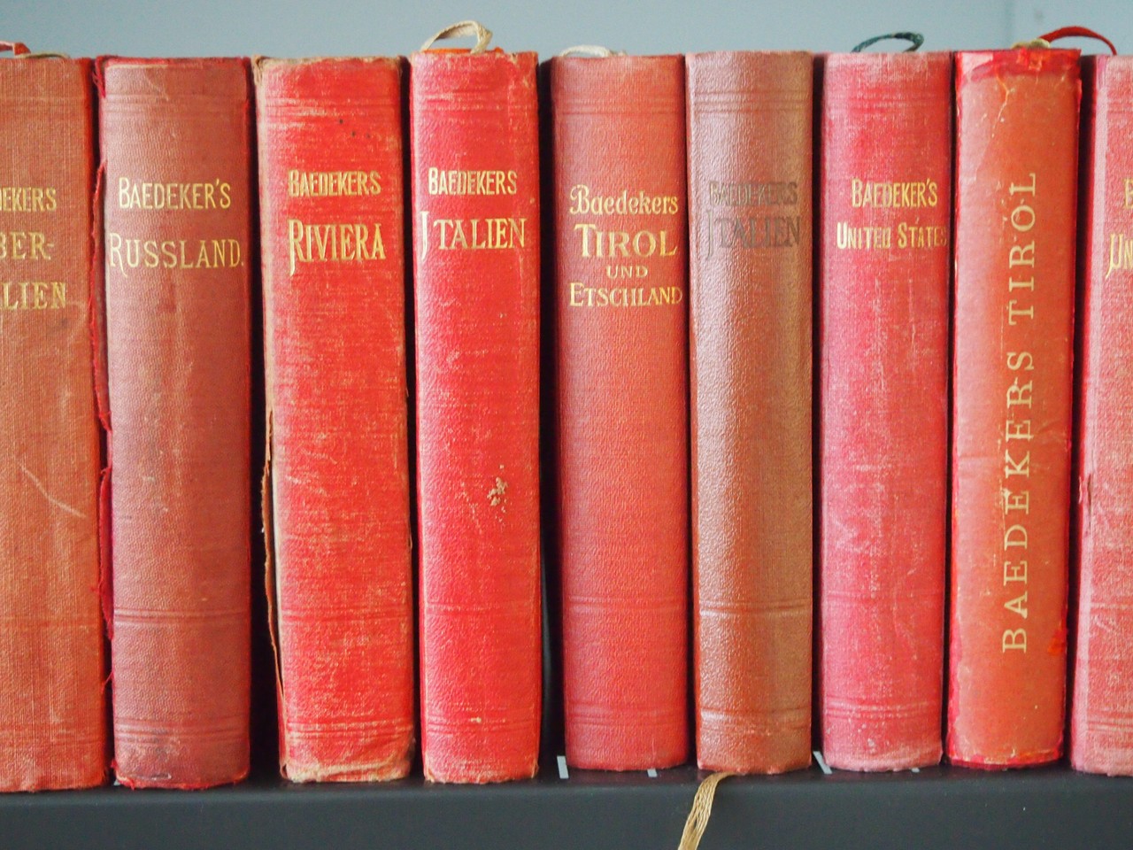 Die Aufmachung der Baedecker-Reisehandbücher blieb über 150 Jahre stets gleich: ein roter Einband mit goldener Prägeschrift. Die Kommission Alltagskulturforschung hat durch einen Erbfall 70 dieser Reiseführer aus der Zeit zwischen 1881 und 1983 erhalten. (Foto: Cantauw)